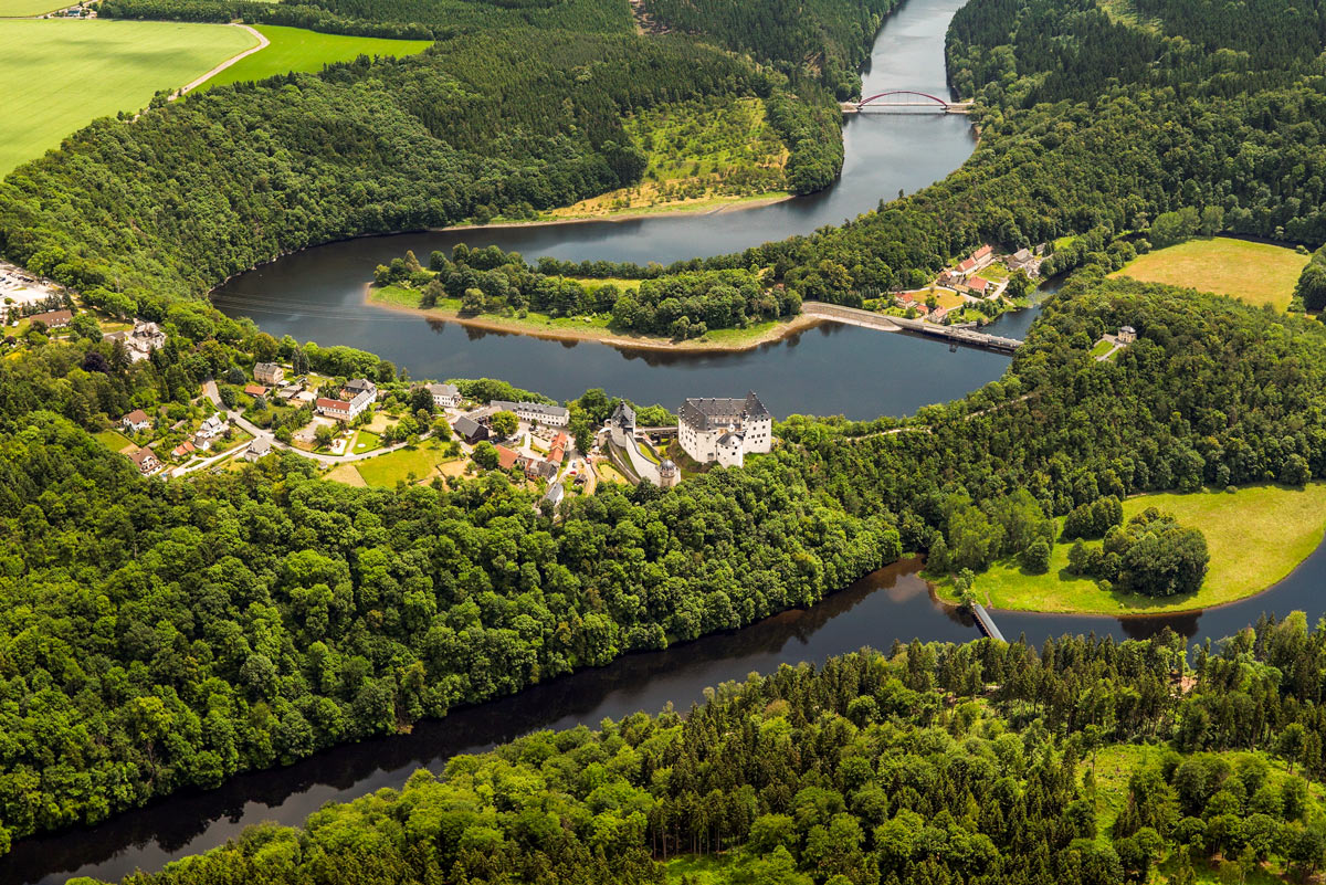 Luftbild der Talsperre Burgkhammer mit Schloss Burgk